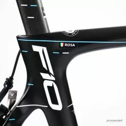 Pinarello Dogma F10 - 53 - Carbon Road Bike - Dura Ace Di2 - Team Sky -Racercykler Salg Photo By Aaron Kiashek 14 a22fd1c0 7b41 4b58 9187 fee612da508a