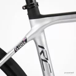 Scott Addict Disc RC Pro - 49 - Simon Yates - Ultegra Di2 30 Scott Addict Disc RC Pro - 49 - Simon Yates - Ultegra Di2 -Racercykler Salg Photo By Aaron Kiashek 61 b2409c67 a91d 4b87 abf7 9f72fd52db34