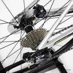 Scott Addict Disc RC Pro - 49 - Simon Yates - Ultegra Di2 37 Scott Addict Disc RC Pro - 49 - Simon Yates - Ultegra Di2 -Racercykler Salg Photo By Aaron Kiashek 68 7f3bb70c 0100 4b0c 95fe 30b08863b546